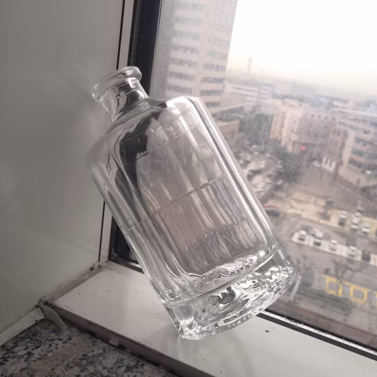 500 ml 700 ml einzigartige Polygonform, klare, individuelle Spirituosenglasflasche für Whiskey/Whisky/Tequlia/Sake